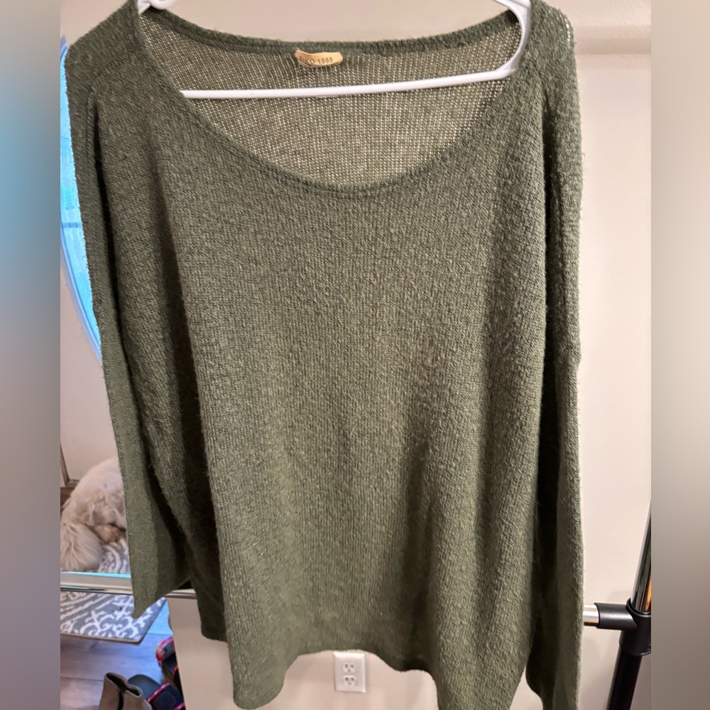 Hunter green light weight sweater